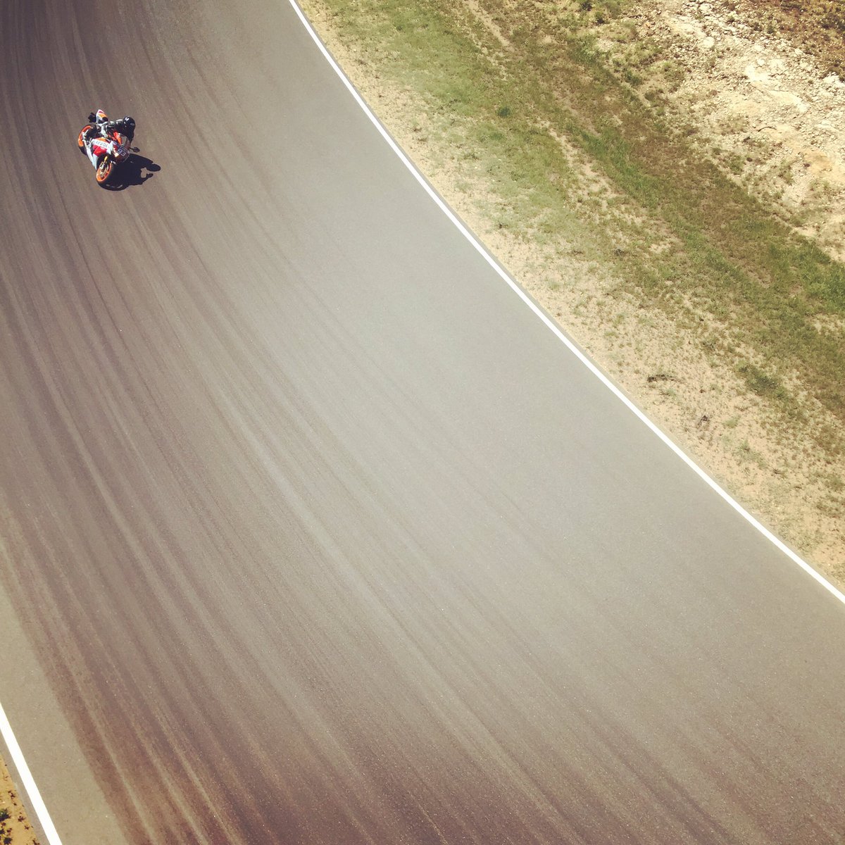 Pick a line.
#trackday #sportbike #gpsuspension #cbr1000rr #repsolhonda