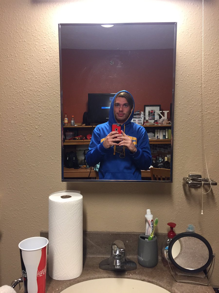 bremmert97's tweet photo. When you get the text🏃🏽 https://t.co/6EfKKv5VkE