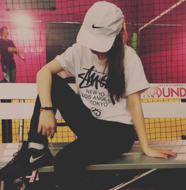 Girls Streetコーデ Stussyの白tシャツが可愛い 可愛いと思ったらrt Stussy好きな人rt