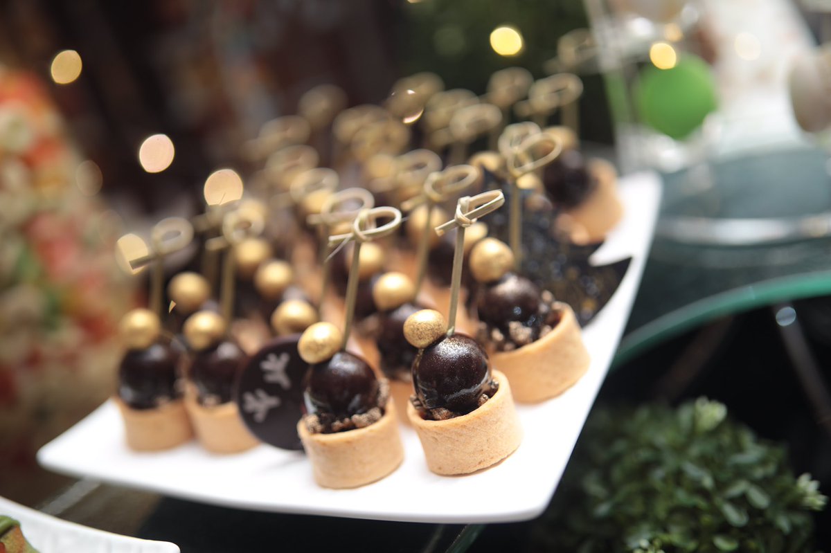 SUPERADRIANME's tweet photo. Christmas came early for us as we preview the #Christmas Treats at @mandarinorchard. #foodporn https://t.co/lGR6zc2bXd