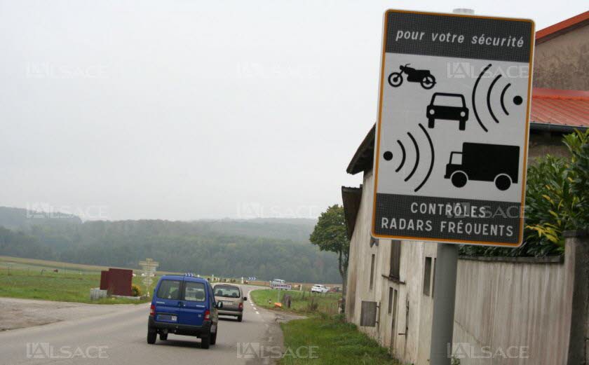 lalsace's tweet photo. SÉCURITÉ ROUTIÈRE - #RD419 - #Sundau
De nouveaux panneaux pour faire lever le pied
https://t.co/5kELJy7mF4 https://t.co/Gi1wKattrj