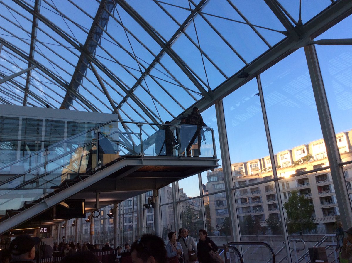 パリのリオン駅での光景。兵士が自動小銃を携行して警備していた。