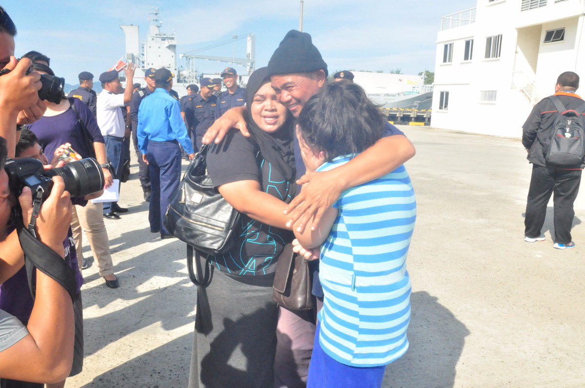 mawilla2's tweet photo. @mykamarul KD JERONG merapat di Jeti PTKK bsama krew &amp; bot yg hilang di P'airan Pulau Mengalum, disambut #NavyPeople #PTKK #Kebajikan #TLDM https://t.co/4HkIJoz8h2