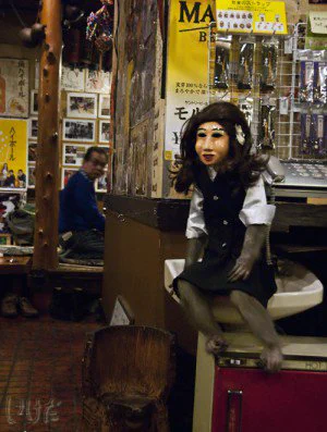 強烈すぎるww 猿がおばさんになって接客してくれる居酒屋がやばすぎww