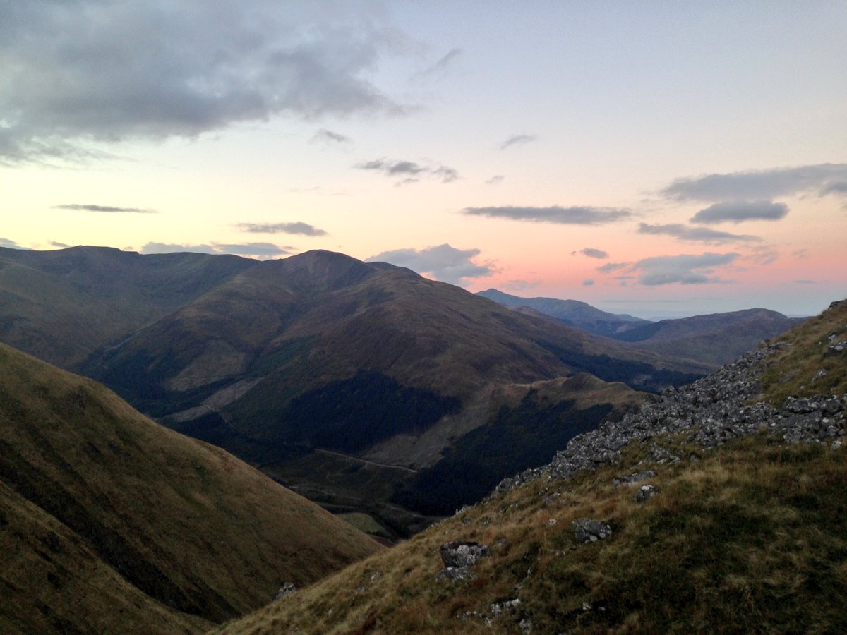 mallbeury's tweet photo. Sunrise running up Ben Nevis! @6amCLUB #ExploreDiscoverRace https://t.co/s3uapKsqJA
