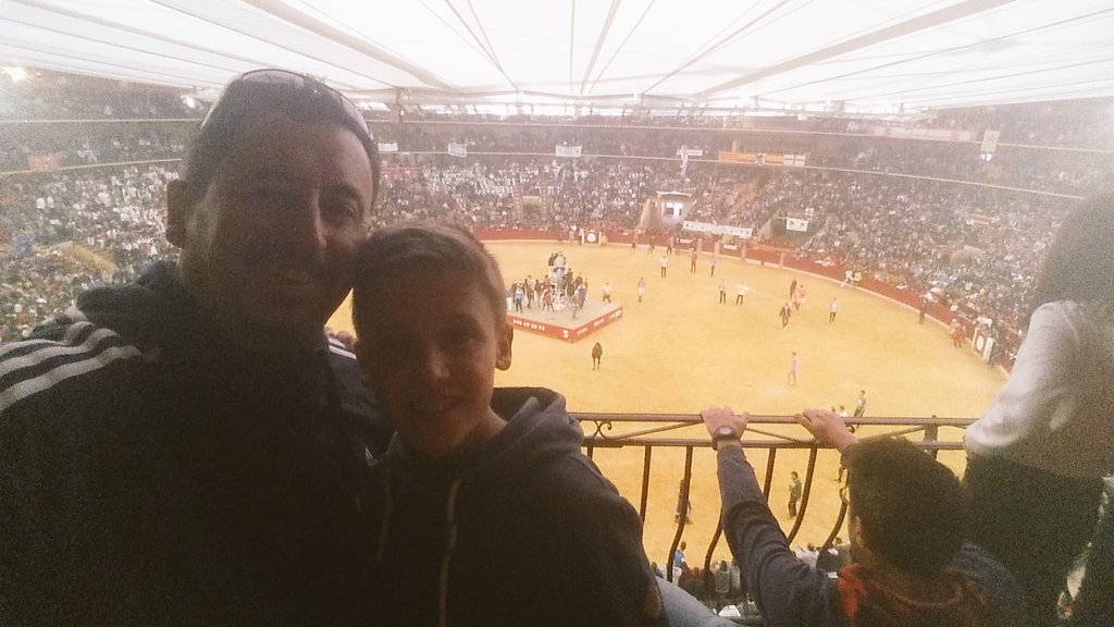 magallon71's tweet photo. En las vaquillas con el pequeño de fiestas #Zaragoza  #pilar16 #vaquillas https://t.co/ETIv1aloKH