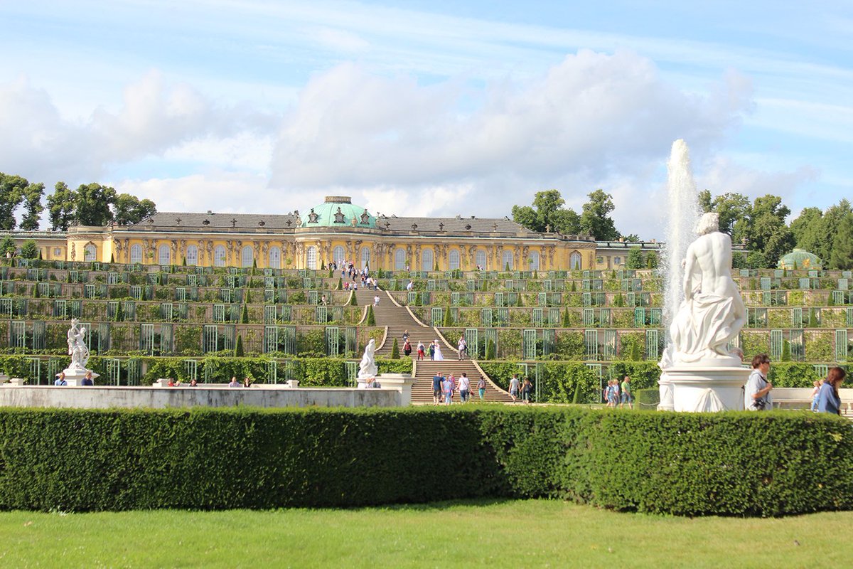 compviagens's tweet photo. A 30 min de trem de Berlim fica Potsdam, a cidade dos jardins e palácios prussianos.Saiba como fazer um bate-volta.https://t.co/HkSCHPIy7K https://t.co/WmmWCqw7o5