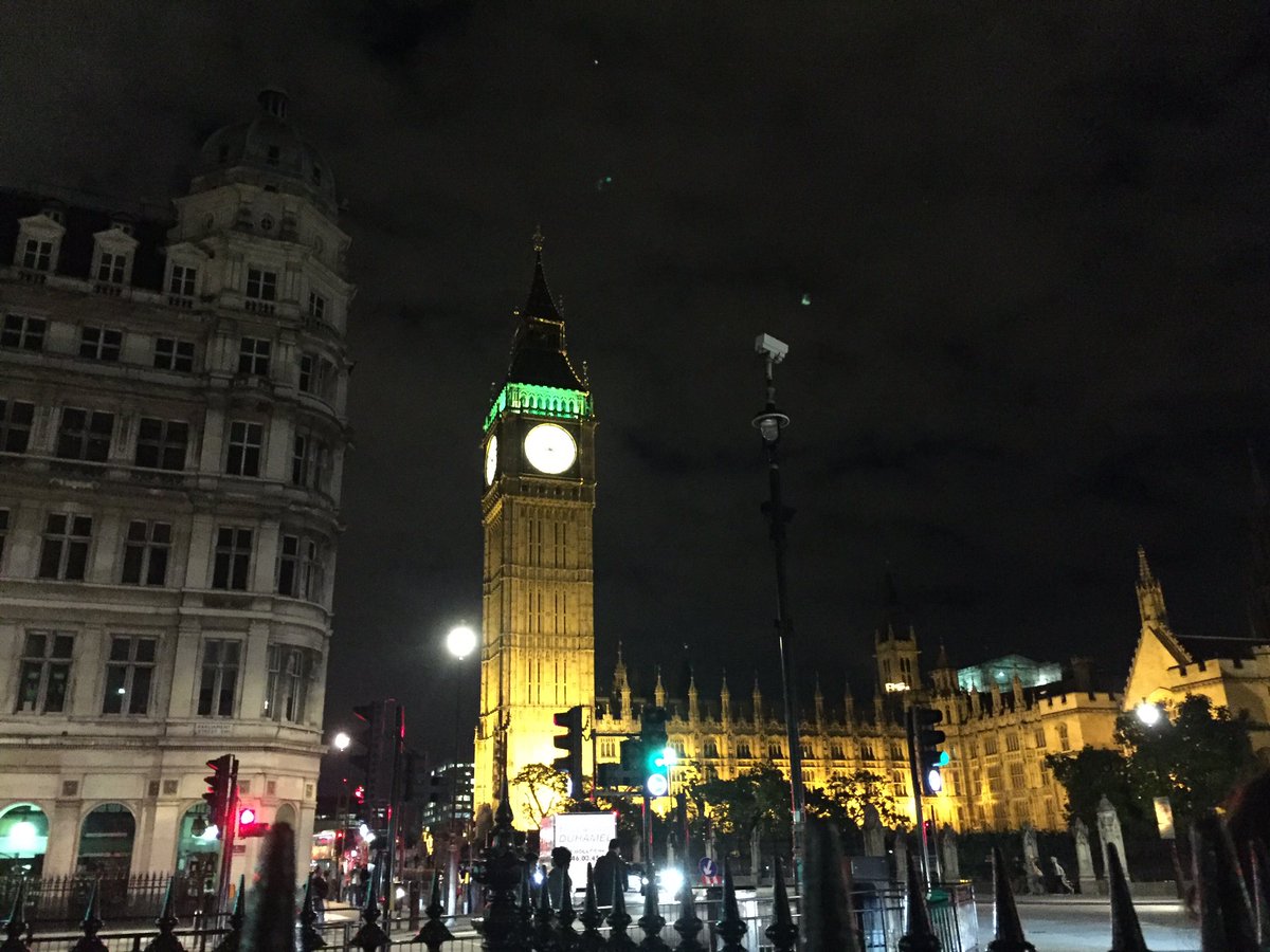 schusselhund's tweet photo. Mein Frauchen ist in diesem "London". Ohne mich. Solln das?! https://t.co/fgyWvsjOLR