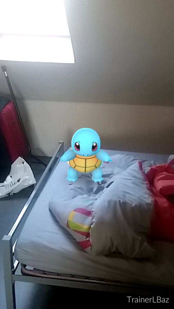TrainerLBaz's tweet image. Heu...tant que tu es là, profites en pour faire le lit. Et au carré! Je te capture après. #PokemonGO