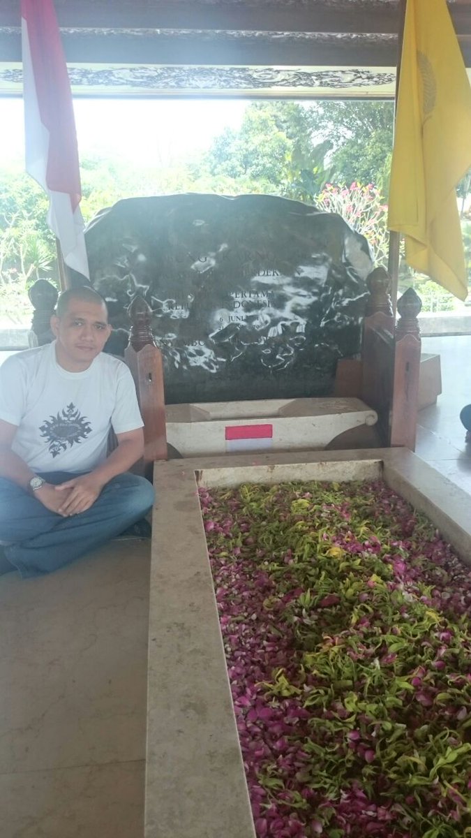Nyekar ke makam Paduka Yang Mulia, Pemimpin Besar Revolusi, Presiden Seumur Hidup, Bung Karno