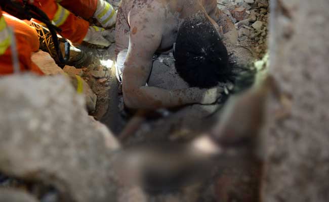 ndtv's tweet image. Father&apos;s last embrace saves 3-year-old daughter in building collapse ndtv.com/world-news/fat…