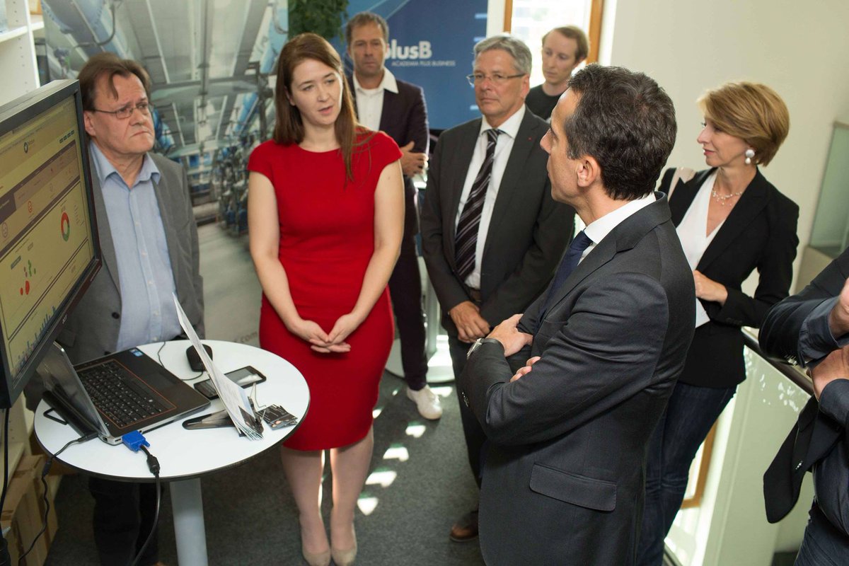 econob's tweet photo. Ms.Hodnigg &amp; Mr.Fliedl were able to present the advantages of our #socialanalysis https://t.co/glkZa4EQmZ to the Federal Chancellor Mr.#Kern https://t.co/PgOZJwmW1y