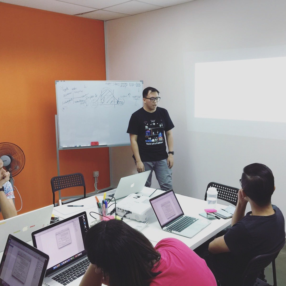 MinitheoryHQ's tweet image. Our very own Pizza Yap teaching Sketch Basics at Alpha Camp's part-time Product Design Bootcamp.