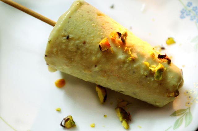 #7 Kulfi. Di India es ini dibuat dari susu kerbau dengan tambahan perasa pistachio, mangga, kapulaga, dan saffron