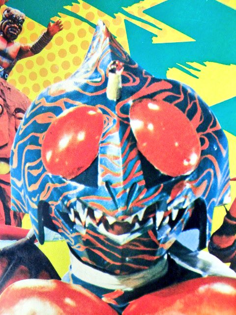 カノヒロ En Twitter 仮面ライダーアマゾンの主題歌で 牙がひかるぞ 歯に歯を って歌詞があるのに撮影ではop映像と初期のアクションでしか使われなかった牙有りのアマゾンライダーマスク 獣人に噛みつくシーンでこのマスク使われてるとめちゃくちゃカッコいい