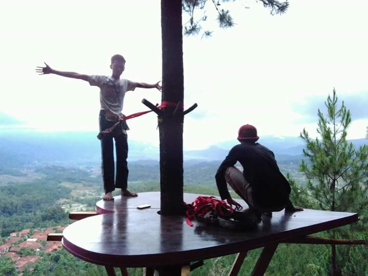 Demi keamanan & kenyamanan stiap wisatawan yg mnggunakan 2 gardu pandang baru WAJIB mnggunakan tali pngaman(harnes)😊