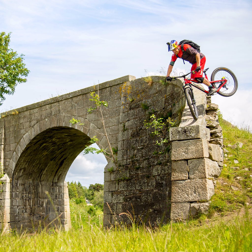 Here's something to kick your morning off!! <a href="/RedBullUK/">Red Bull UK</a> <a href="/CutMedia1/">Cut Media</a> #weedayout redbull.com/uk/en/bike/sto…