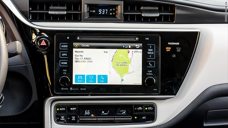 CNN's tweet photo. A lot of frustrated new car owners just use their phones for directions https://t.co/xNEK5Vj6Z0 https://t.co/0qDpjCmIm2