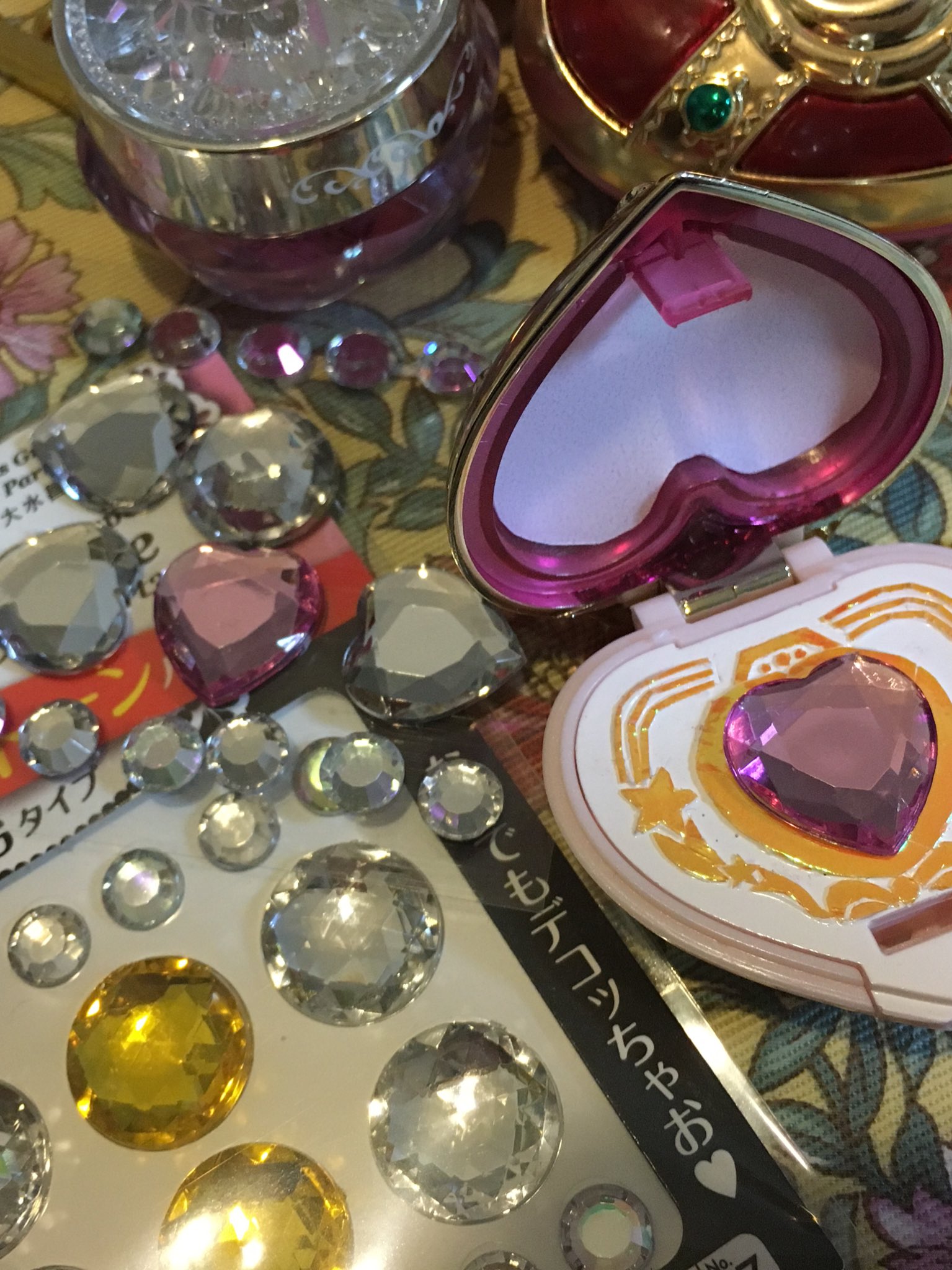 みんく 妖精の靴屋 受注仕上げ中 ミニチュアリータブレットの改造続き やっぱりこのコンパクトはハートの石が良いよね W このハートのラインストーンシールはダイソーで見付けました オススメ もう少ししたらクリスタルスターもくるから丸のは