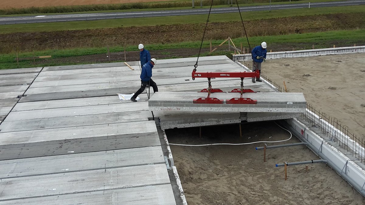 zuidemakraan's tweet photo. Vanochtend BG vloeren gelegd bij het nieuwe kantoor van @potatocompany in #Emmeloord. #BBDoorn https://t.co/IYfKvnTyO6