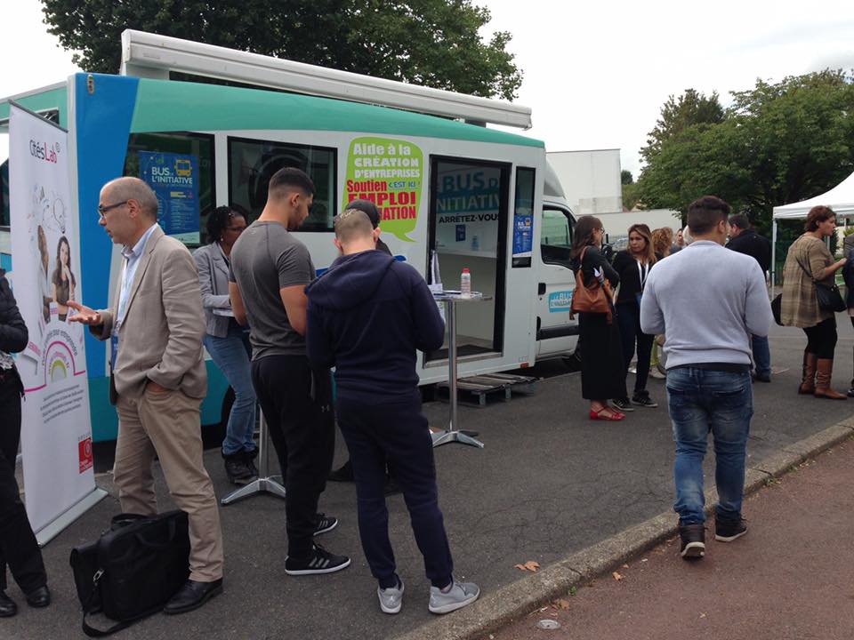 CergyPontoise95's tweet photo. #àLire sur #13CommeUne : Bilan #BusDeLinitiative|400 Cergypontains renseignés et 286 entretiens personnalisés >>> https://t.co/tIPReRGbcl https://t.co/Gemg9mF7Ns