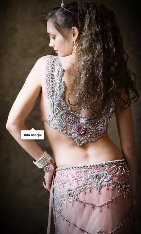 BellydanceOne's tweet photo. From Laura Hacha: : More at https://t.co/MsT6FVPIZi! #Bellydance #BellydanceSuperstars @BellydanceOneCom https://t.co/uy3GFeIIwV