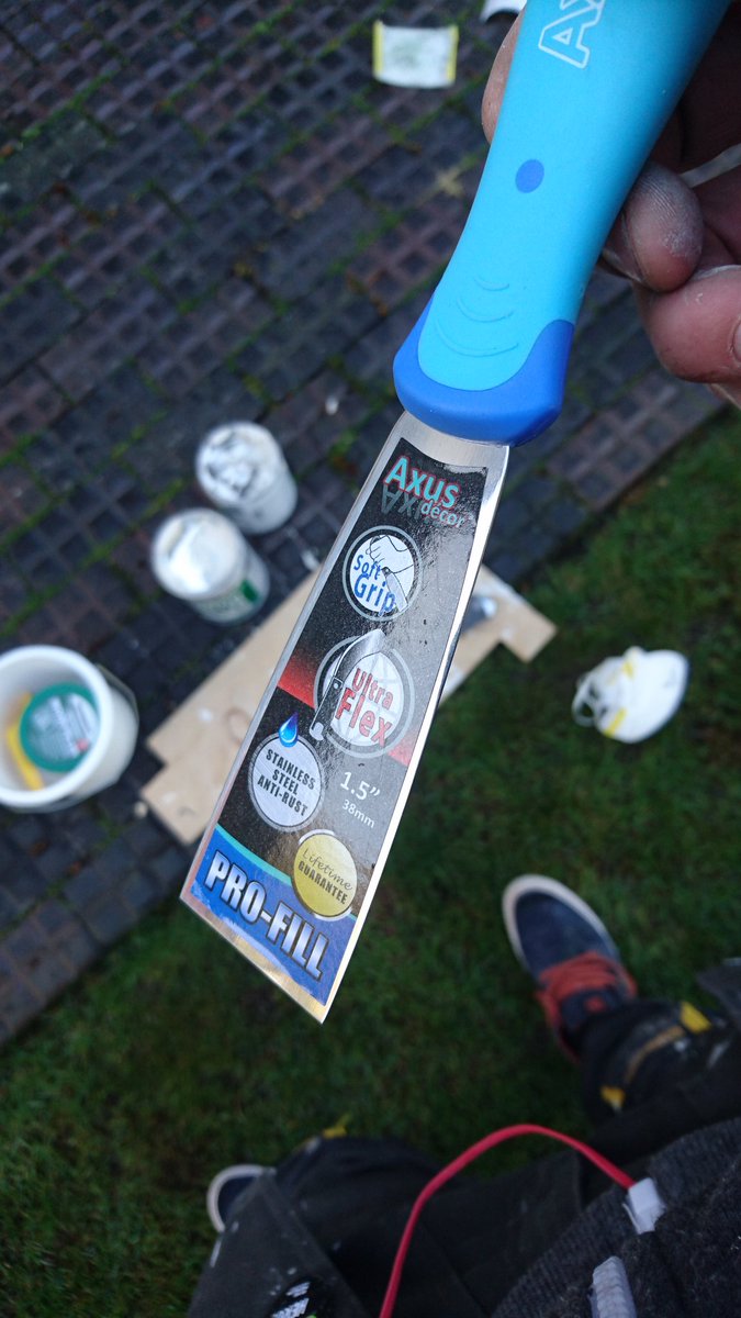 camberley_dec's tweet photo. @AxusDecor WHYYYYYYYY do u put stickers on your blades?! Its sooooo annoying!  😭😭😭😭😭 https://t.co/EZoP1IP4OW