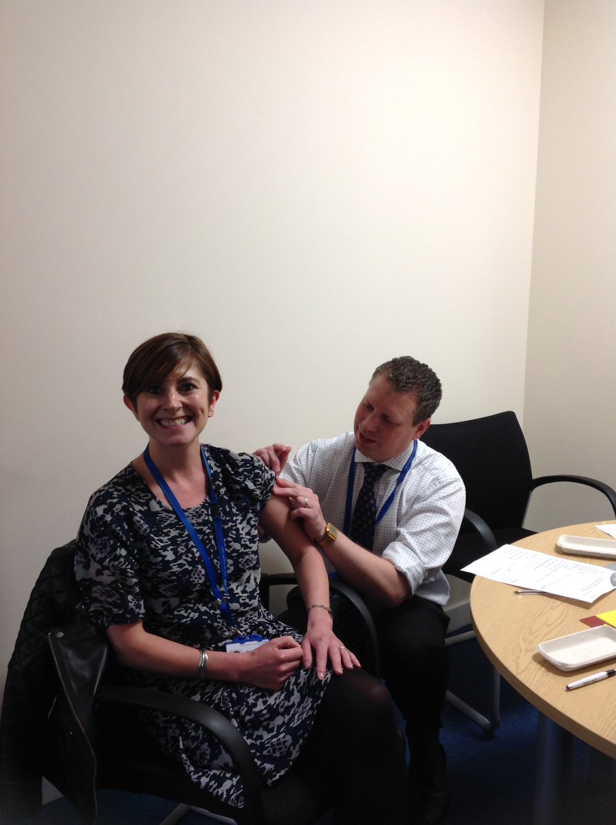 LauraBucknell1's tweet photo. @Glos_CareNHS impromptu flu clinic run by the Director and Deputy Director of nursing. @SusanField19 @_michael100uk #gcsflufighter https://t.co/eR3pAjWH93