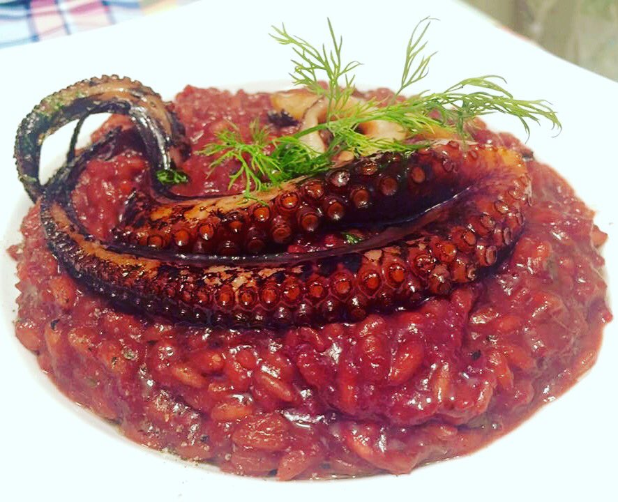 MChef_Isabella's tweet photo. Risoto de beterraba com vinho tinto e caldo de polvo + polvo grelhado na manteiga de dill.🍚🐙🌱
#MasterchefBr https://t.co/CYlqylB5nc