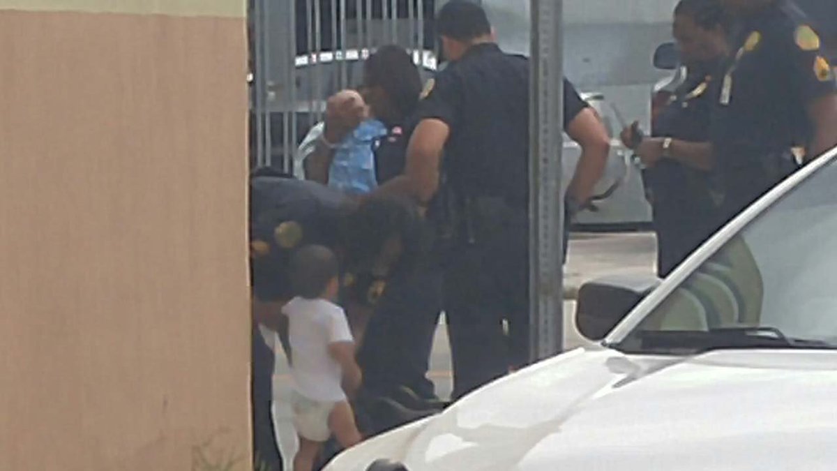 #BREAKING Adults found unconscious in car blocking traffic with children in back seat bit.ly/2d56k8L?utm_me… https://t.co/NGTRjiDKyb