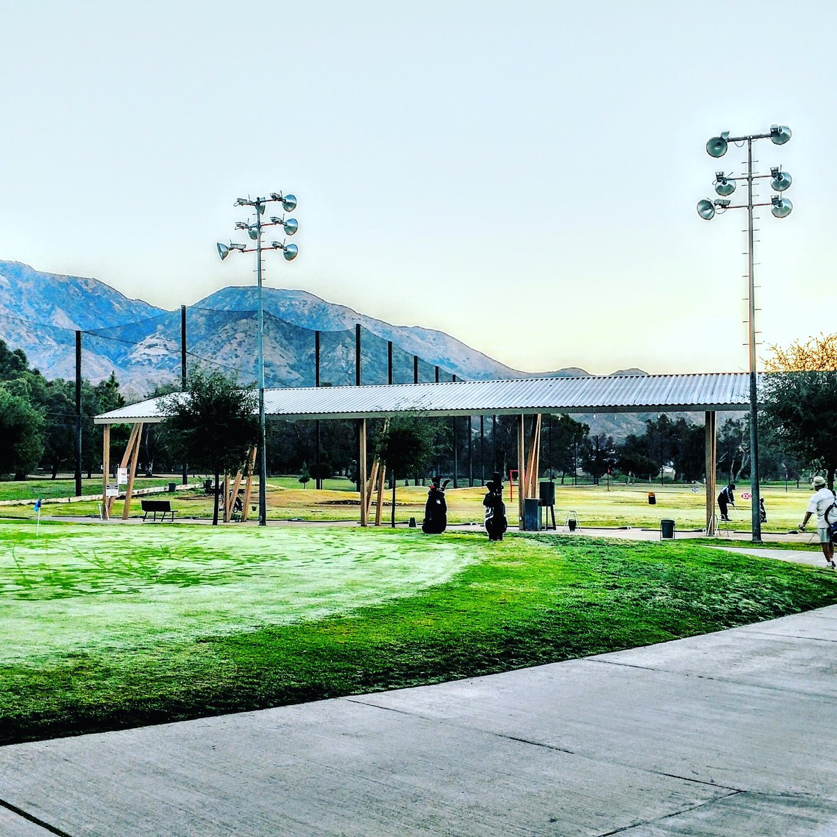 Another perfect day for golf! #grassrange #playersclub #sylmar #golf #valley #mountainviews #idratherbegolfing