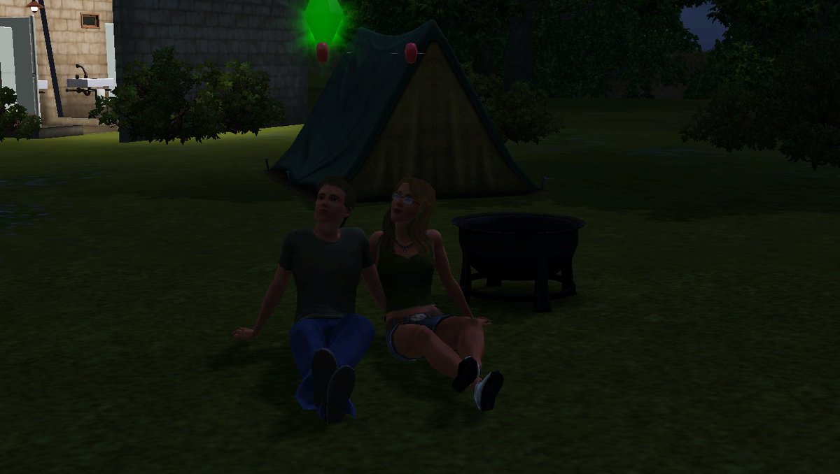 CrimsonAleera's tweet image. #BloodTies on #Sims3! Vicki and Mike went on a romantic holiday in Paris XD Oooo lala! ;D @ReallyChristina @DylanNealStudio