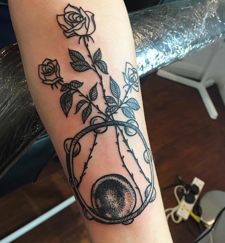 _prideandglory_'s tweet photo. Stevie Nicks tattoo by Chessie
#tattoo #tattoos #tattooing #tattooist #essextattoos #leightattoo #loveleighroad #stevienicks #blackwork https://t.co/ux9NBnav7S
