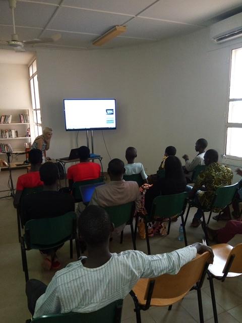 ccfnjr's tweet photo. Atelier "Doc doc doc sur les logiciels libres par Catherine LENOBLE de l'association Dcalk a l'espace Multimédia https://t.co/Lmgz7EK0sa