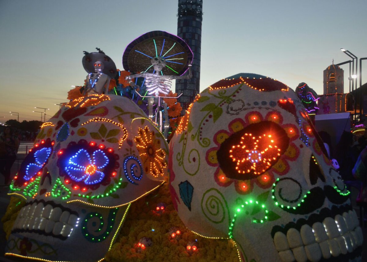 GobiernoJujuy's tweet photo. Acompañamos a los carroceros en Tecnópolis. Demostraron la belleza artística y tecnológica que realizan con tanto esfuerzo. #FNE2016 #Jujuy https://t.co/6emv3Rfzex