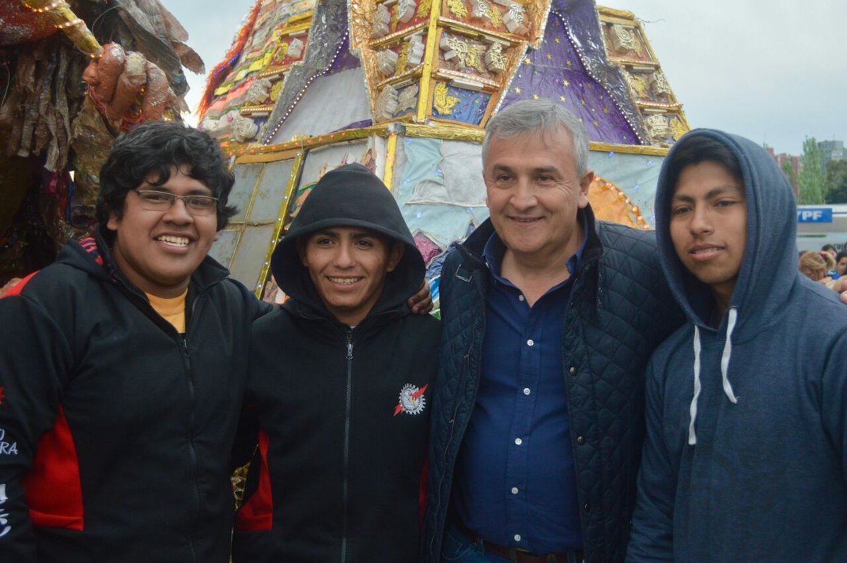 GobiernoJujuy's tweet photo. Acompañamos a los carroceros en Tecnópolis. Demostraron la belleza artística y tecnológica que realizan con tanto esfuerzo. #FNE2016 #Jujuy https://t.co/6emv3Rfzex