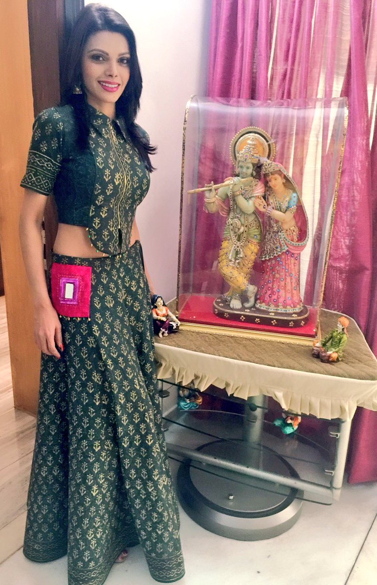 SherlynChopra's tweet photo. Thx @rezashariffi for this gorgeous attire!!! Love it!!!!!!!!!! 😘🙏😊💃🎈🎉
#HappyDusshera https://t.co/ubO81WqiNw