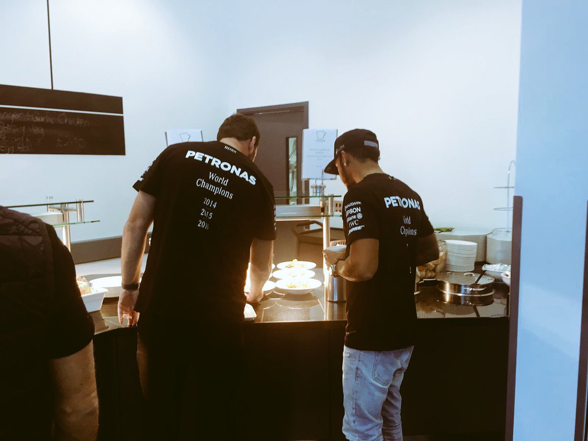Hamilton và Rosberg cùng đốt nến.