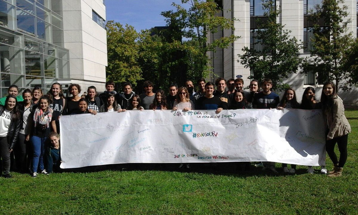 JonDprebentzio's tweet photo. Gran iniciativa de los alumnos de tercer de Educacion Social! Mila esker denei eta eurra zuen bidean!!!! #EdusoUPV https://t.co/J3DPsQdDab