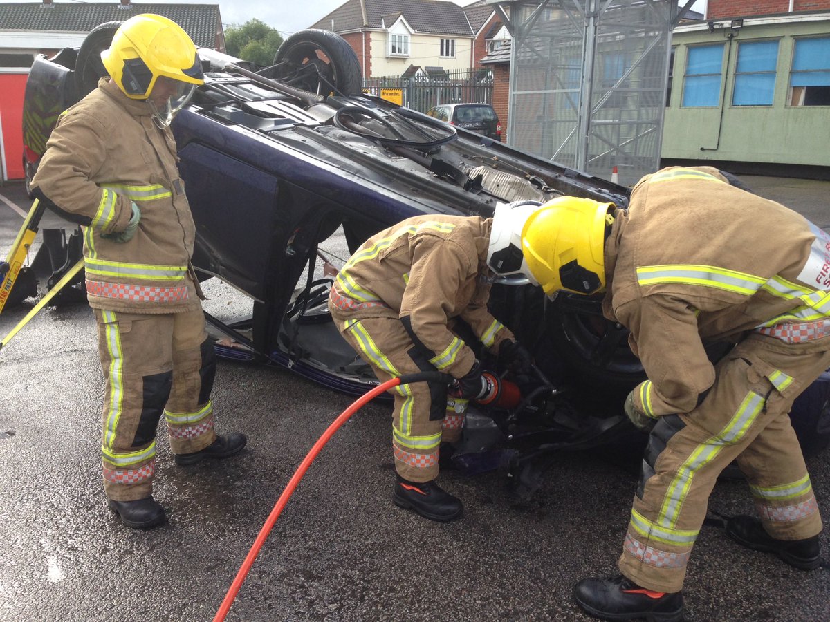 GainsboroughFRS's tweet photo. Vehicle on its roof with leg entrapments was this mornings scenario for training #RTC #ExploringTechniques https://t.co/yQ9WfeocZ9