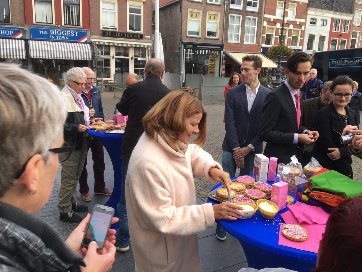 Vanochtend samen met weth. <a href="/SBrandligt/">Stephan Brandligt</a> de regenboogvlag gehesen. Ongelofelijk belangrijk dat je in Delft kunt zijn wie je bent! #ComingOut