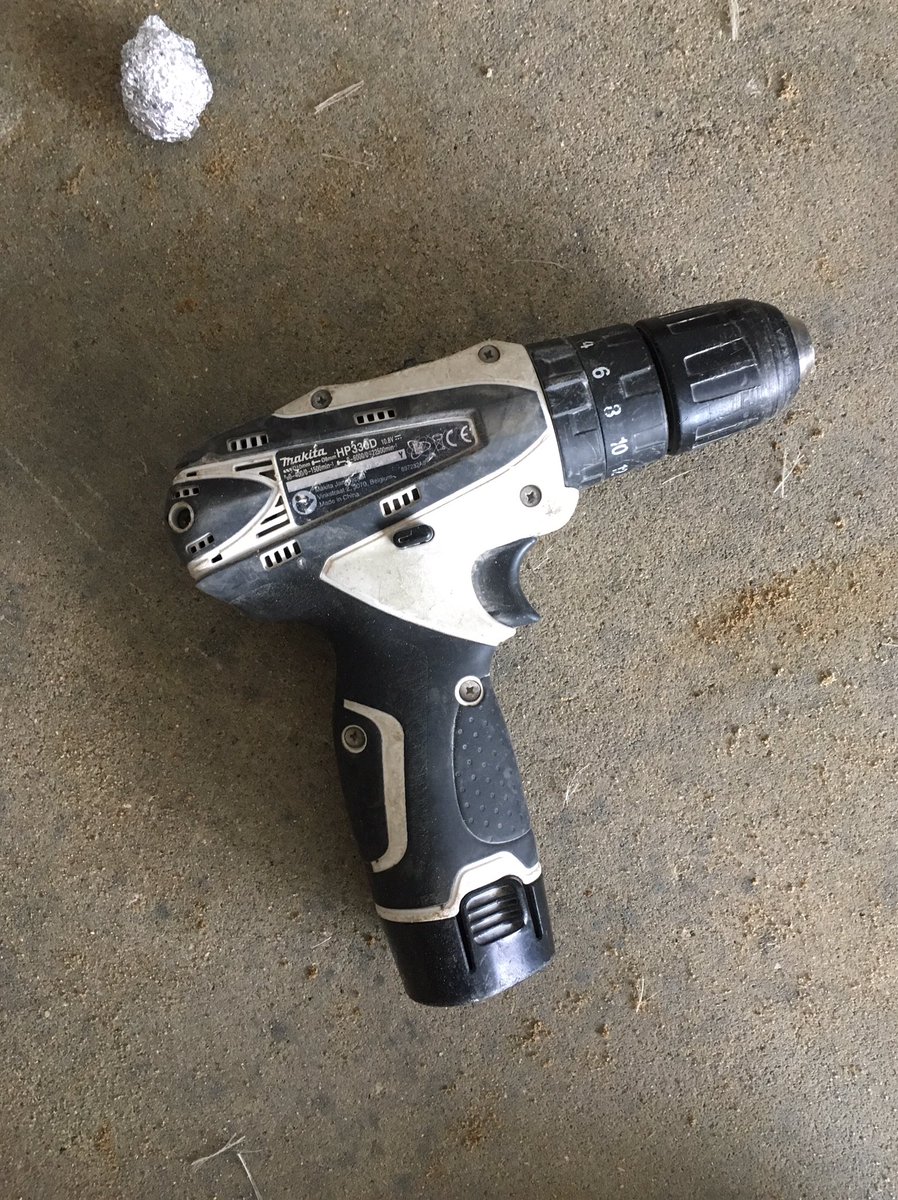 Hutterss's tweet photo. Only had my @MakitaUK drill just over a year and its died, considering it has hardly been used its quite annoying. https://t.co/sZeKUDP1cR