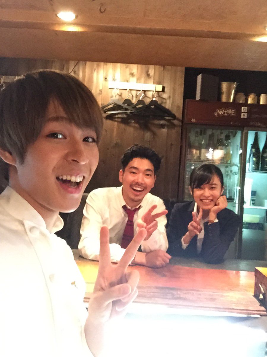 こんばんは！田部歩役の西銘駿です。
今夜も楽しく撮影中です！！
なんと、小島さんからニックネームをいただきました！

それは・・・［おにし］です！！

毎回、優しく話をかけてくれる先輩方に助けられています。

#コック警部
#柄本佑
#小島瑠璃子 
#西銘駿
#おにし