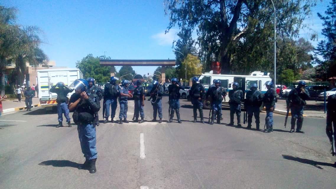 Its_KneEooH's tweet photo. Dumbass Parents Ever Seen 😑😑 #FeesMustFall2016 #FeesMustFall #PoliceSa https://t.co/c3hDJu7rXN