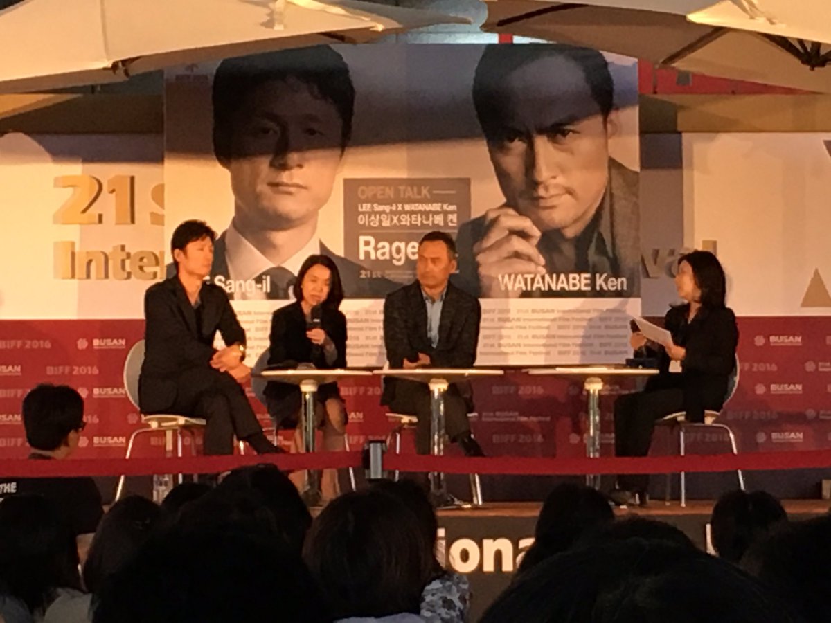 #釜山国際映画祭 オフショット✨✨✨
釜山国際映画祭では、上映後のQ&amp;A、屋外のオープントークと、韓国の観客の前でお話をする機会が多く、韓国のみなさんの熱を感じる映画祭でした！😂👍

#映画怒り
#大ヒット上映中