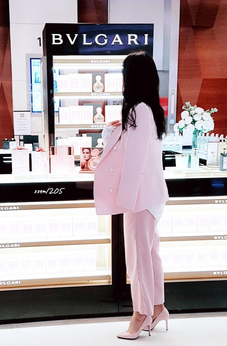 [PIC][09-10-2016]Yuri tham dự buổi Fansign thứ 2 cho thương hiệu nước hoa "BVLGARI Rose Goldea" tại Myeongdong Lotte Duty Free vào chiều nay - Page 3 CufSY-xUMAA3cy7