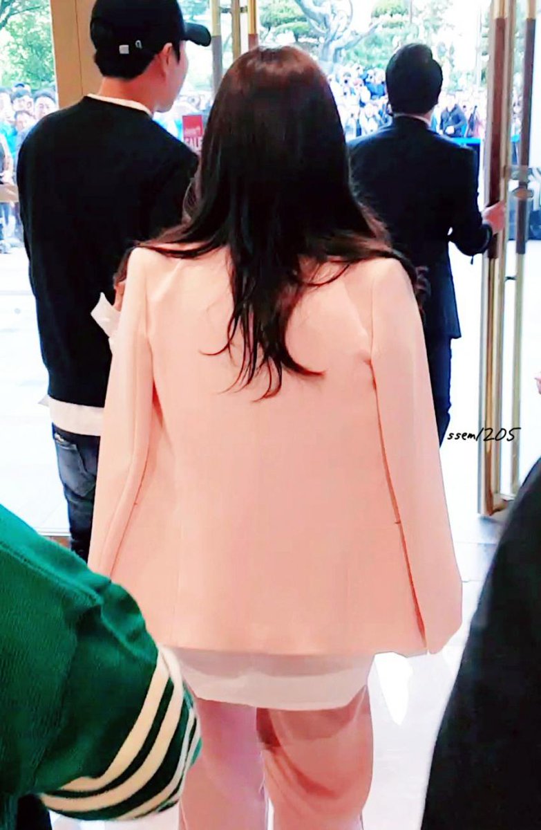 [PIC][09-10-2016]Yuri tham dự buổi Fansign thứ 2 cho thương hiệu nước hoa "BVLGARI Rose Goldea" tại Myeongdong Lotte Duty Free vào chiều nay - Page 3 CufSaphUsAAWm4-