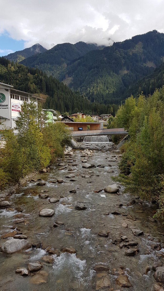 Bergnarrisch's tweet photo. #Mayrhofen an der #Ziller. Wer die #Brandberg-Kapelle findet ist gut. :-)
Die #Ahorn-Seilbahn ist da gegen leicht. ;-) https://t.co/qVvbQ53JUC