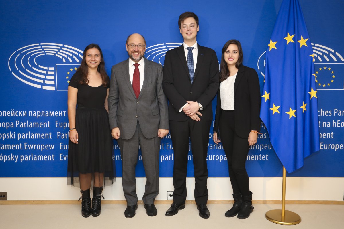 Europarl_SK's tweet photo. Víťazi @EUyouthPrize 2016 sa dnes stretli aj s predsedom EP Martinom Schulzom. . #ECYP2016 https://t.co/O5l0IBiT63