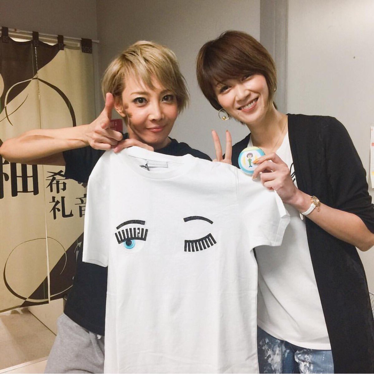 Uzivatel タカラヅカ歌劇ポータル Na Twitteru 柚希礼音さんinstagramより T Co R5gfl9qlop りかがきてくれた 凰稀かなめ 可愛いtシャツと 付き人くんのアメもらった ありがとおなあ